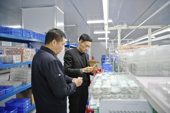 图为查获的非法生产电子烟仓库