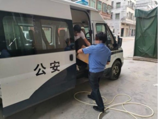 东莞警方打击电子烟假冒产品_电子烟假冒工厂查获_悦刻电子烟