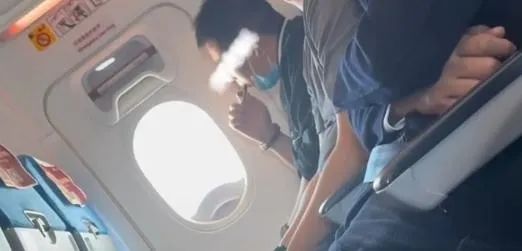 飞机上吸电子烟违规处理_厦航电子烟机上吸食投诉_电子烟和香烟的区别