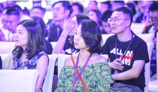悦刻电子烟_悦刻雪加CEO尴尬事件_电子烟CEO混入发布会